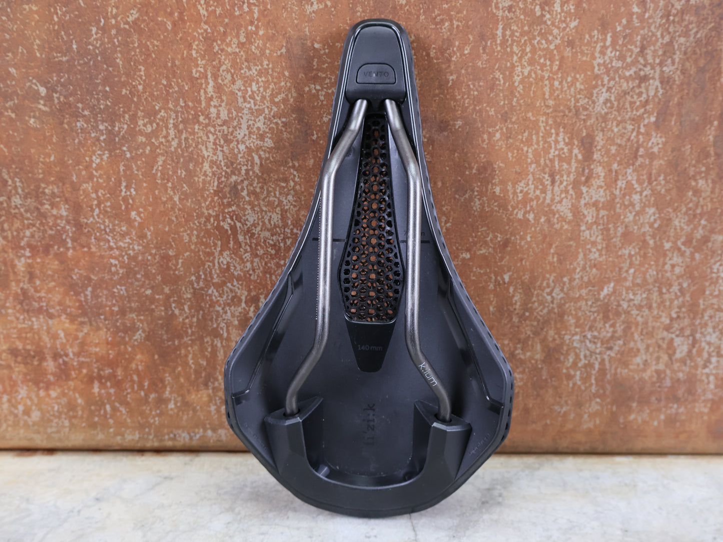 FIZIK VENTO ARGO R3 ADAPTIVE SATTEL / 3D-DRUCK / K:IUM GESTELL / 140 MM / 230G