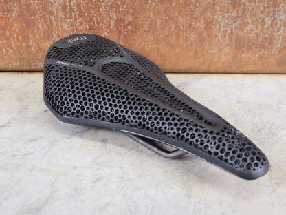 FIZIK VENTO ARGO R3 ADAPTIVE SATTEL / 3D-DRUCK / K:IUM GESTELL / 140 MM / 230G