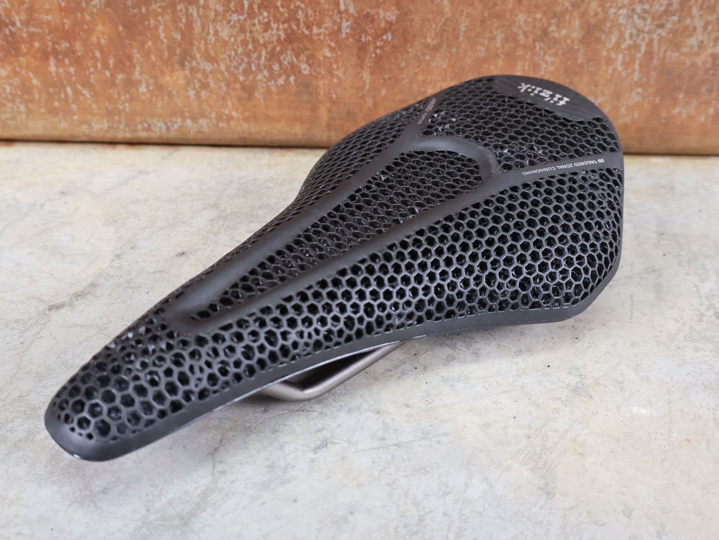 FIZIK VENTO ARGO R3 ADAPTIVE SATTEL / 3D-DRUCK / K:IUM GESTELL / 140 MM / 230G