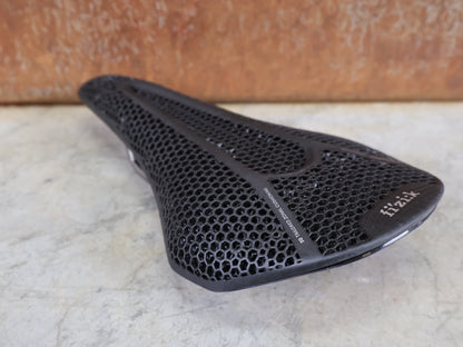 FIZIK VENTO ARGO R3 ADAPTIVE SATTEL / 3D-DRUCK / K:IUM GESTELL / 140 MM / 230G