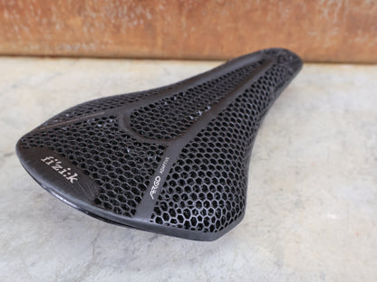 FIZIK VENTO ARGO R3 ADAPTIVE SATTEL / 3D-DRUCK / K:IUM GESTELL / 140 MM / 230G
