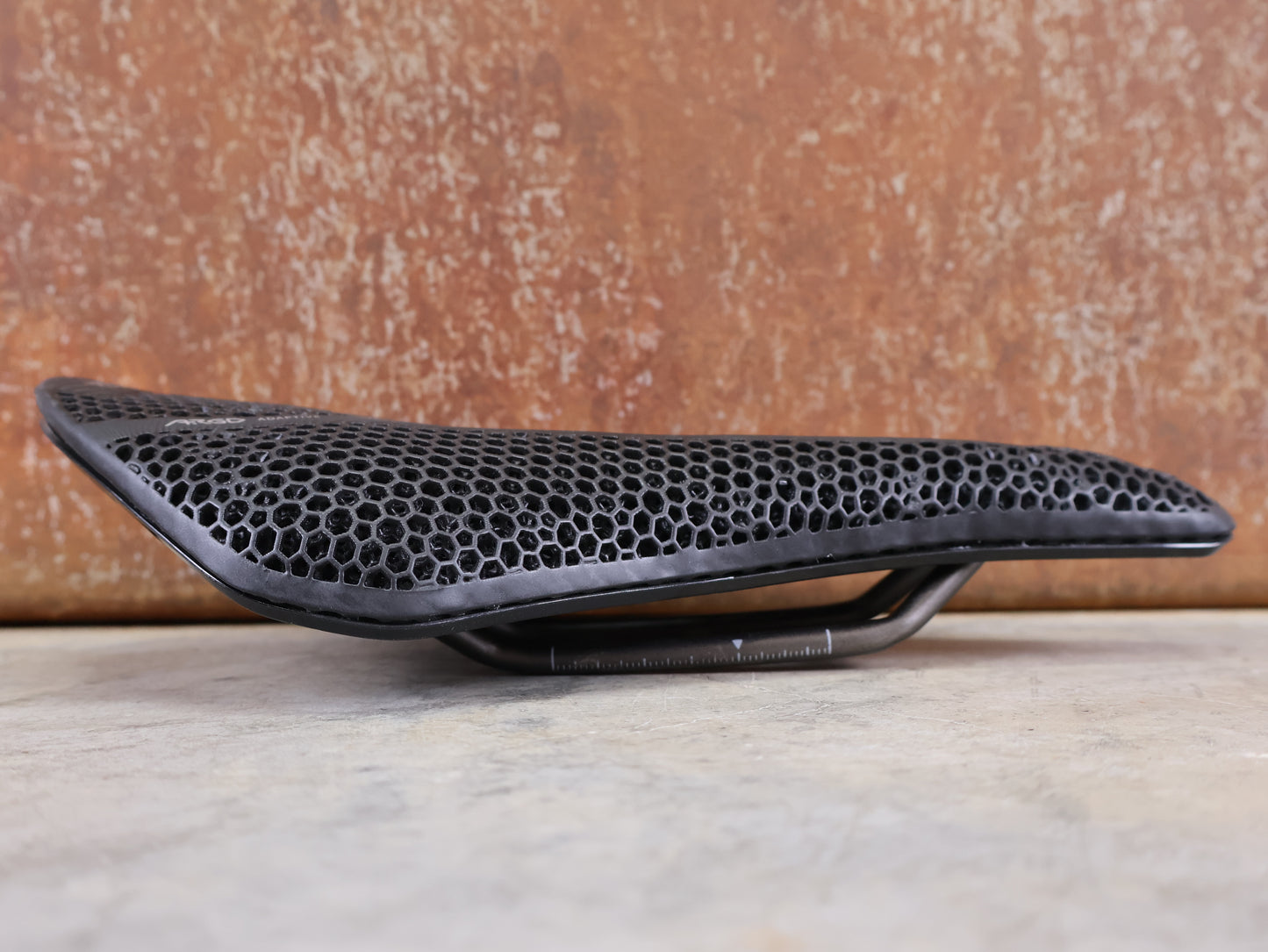 FIZIK VENTO ARGO R3 ADAPTIVE SATTEL / 3D-DRUCK / K:IUM GESTELL / 140 MM / 230G