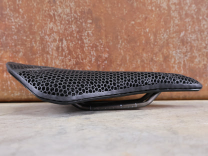 FIZIK VENTO ARGO R3 ADAPTIVE SATTEL / 3D-DRUCK / K:IUM GESTELL / 140 MM / 230G