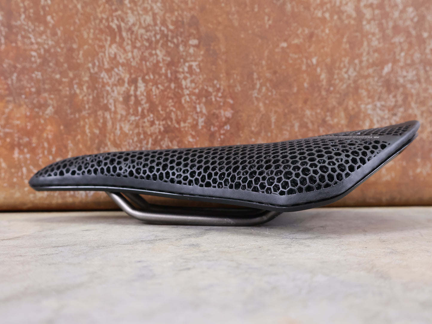 FIZIK VENTO ARGO R3 ADAPTIVE SATTEL / 3D-DRUCK / K:IUM GESTELL / 140 MM / 230G