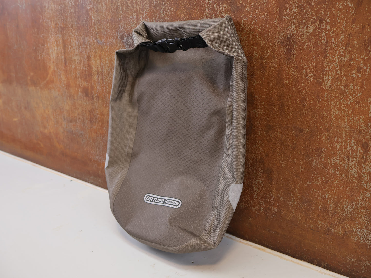 ORTLIEB FORK-PACK GABELTASCHE / WASSERDICHTE BIKEPACKING TASCHE / 5.8L / DARK SAND