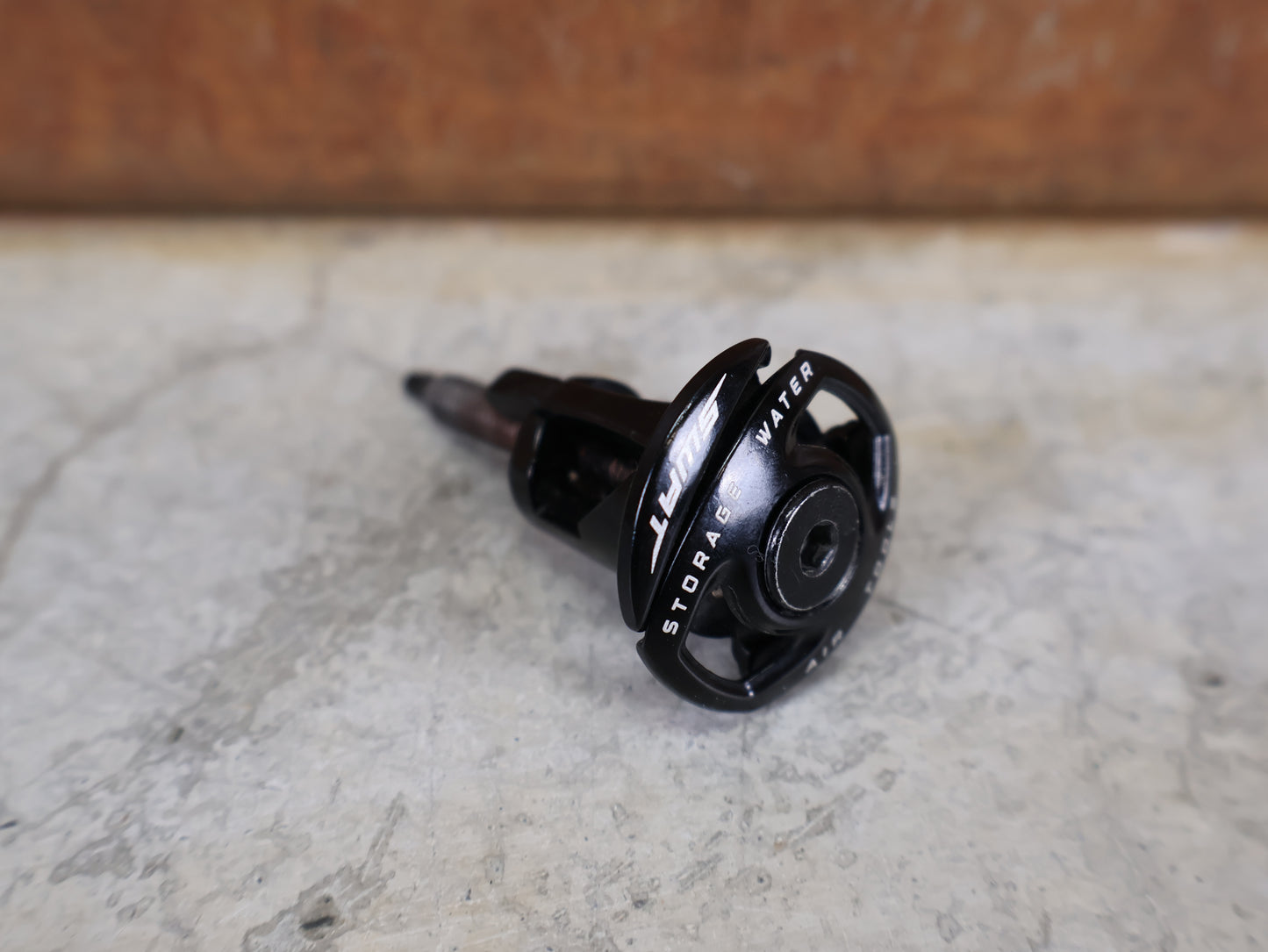 SPECIALIZED SWAT TOP CAP CHAIN TOOL / CHAIN BREAKER / STEERER TUBE INTEGRATION