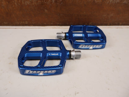 HOPE F12 KINDER PEDALE BLAU CNC FLAT PEDALS 9/16 ZOLL OHNE PINS