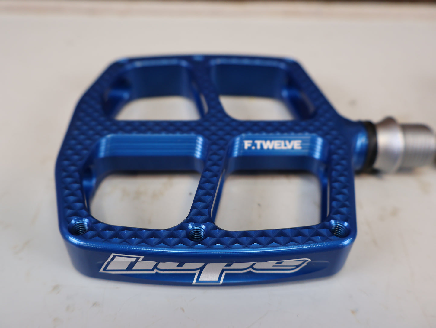 HOPE F12 KINDER PEDALE BLAU CNC FLAT PEDALS 9/16 ZOLL OHNE PINS