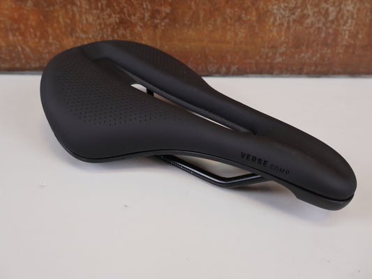 TREK VERSE SHORT COMP SATTEL / 155 MM / WING FLEX / SHORT NOSE / 297G