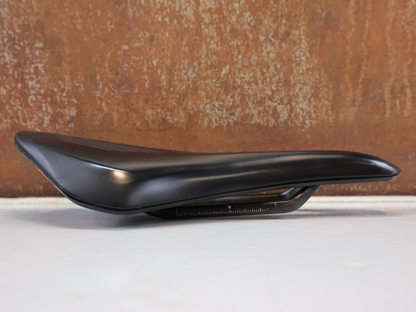 FIZIK VENTO ARGO R1 SATTEL / CARBON RAILS / 140MM / 185G / RENNRAD