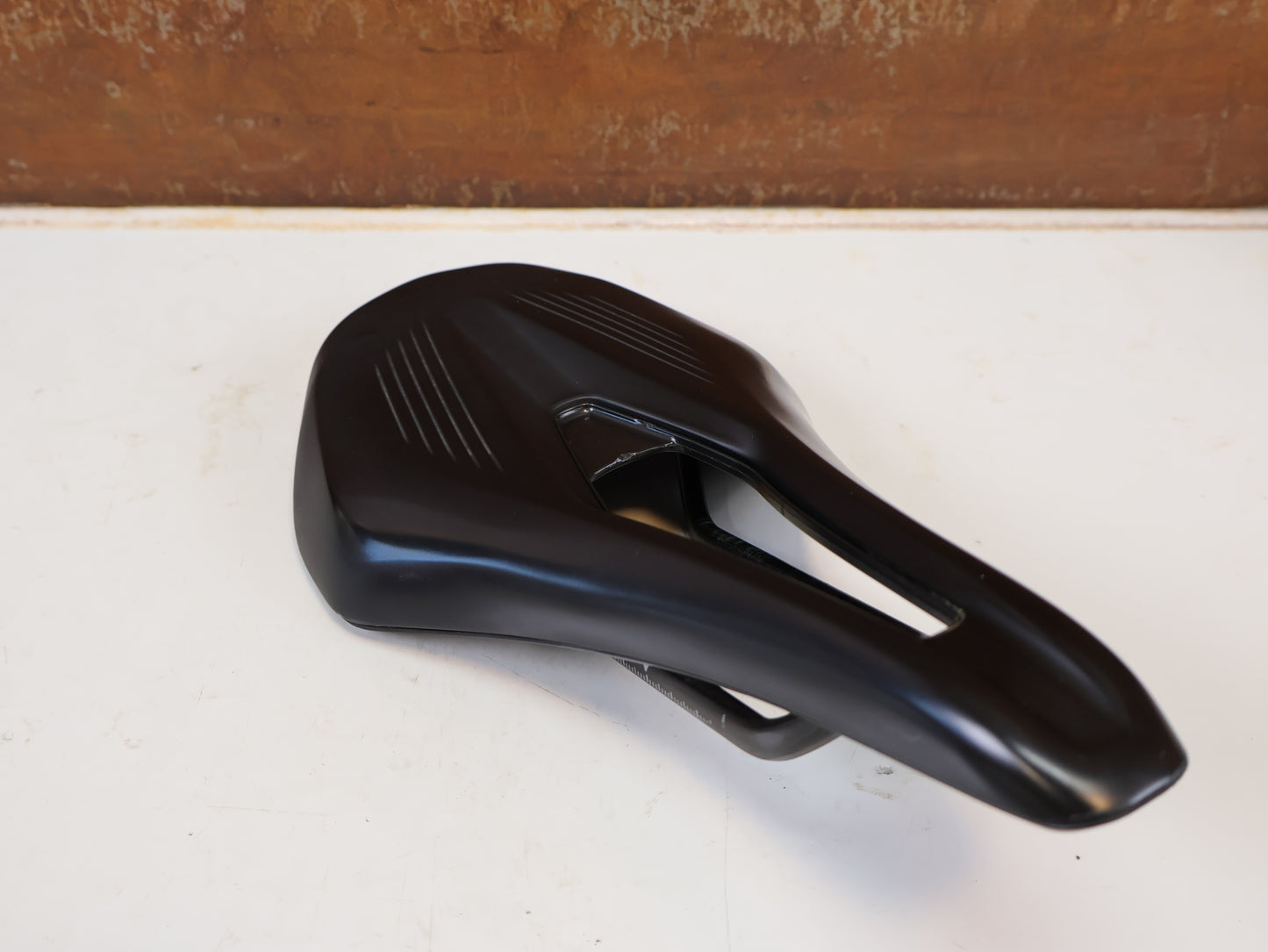 FIZIK VENTO ARGO R1 SATTEL / CARBON RAILS / 140MM / 185G / RENNRAD