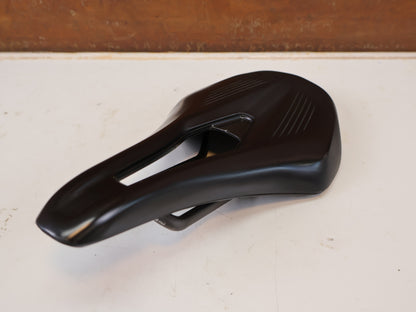 FIZIK VENTO ARGO R1 SATTEL / CARBON RAILS / 140MM / 185G / RENNRAD