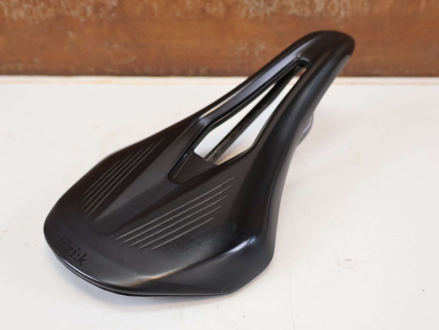 FIZIK VENTO ARGO R1 SATTEL / CARBON RAILS / 140MM / 185G / RENNRAD