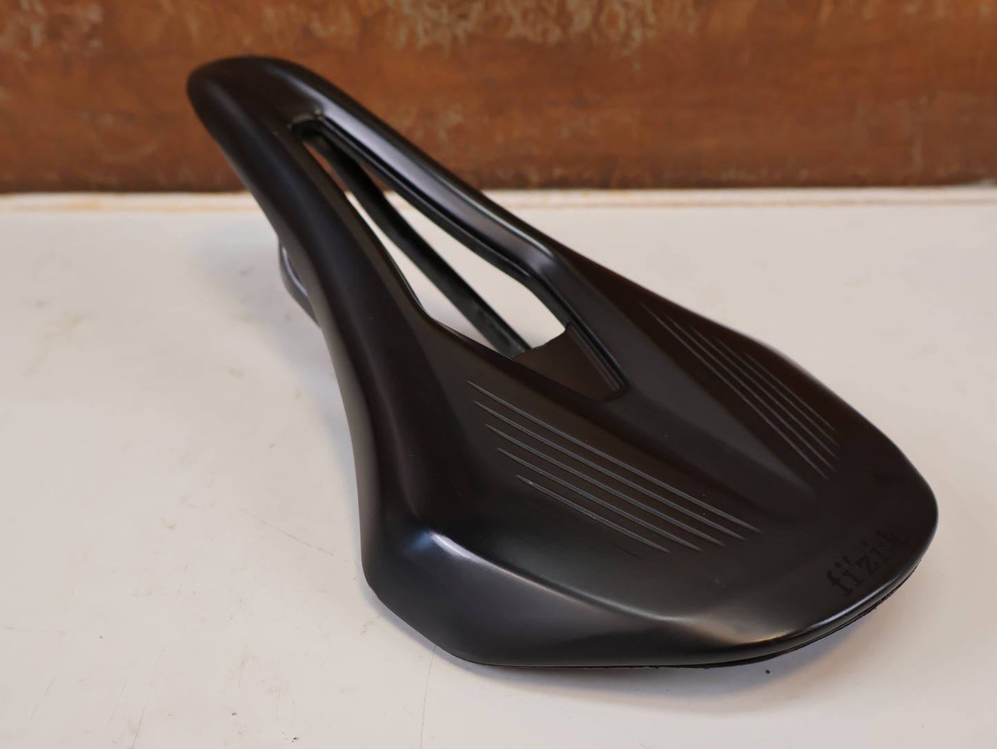 FIZIK VENTO ARGO R1 SATTEL / CARBON RAILS / 140MM / 185G / RENNRAD