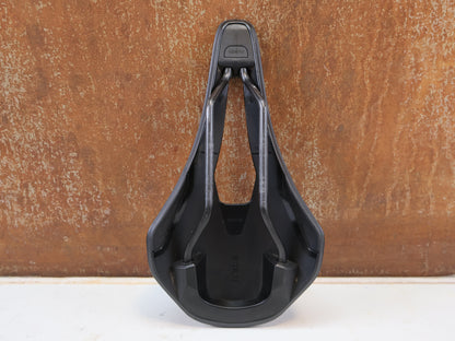 FIZIK VENTO ARGO R1 SATTEL / CARBON RAILS / 140MM / 185G / RENNRAD