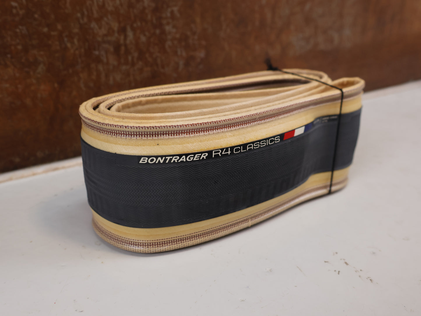 BONTRAGER R4 CLASSICS HARD-CASE LITE RENNREIFEN / 700X28C 28-622 / TANWALL