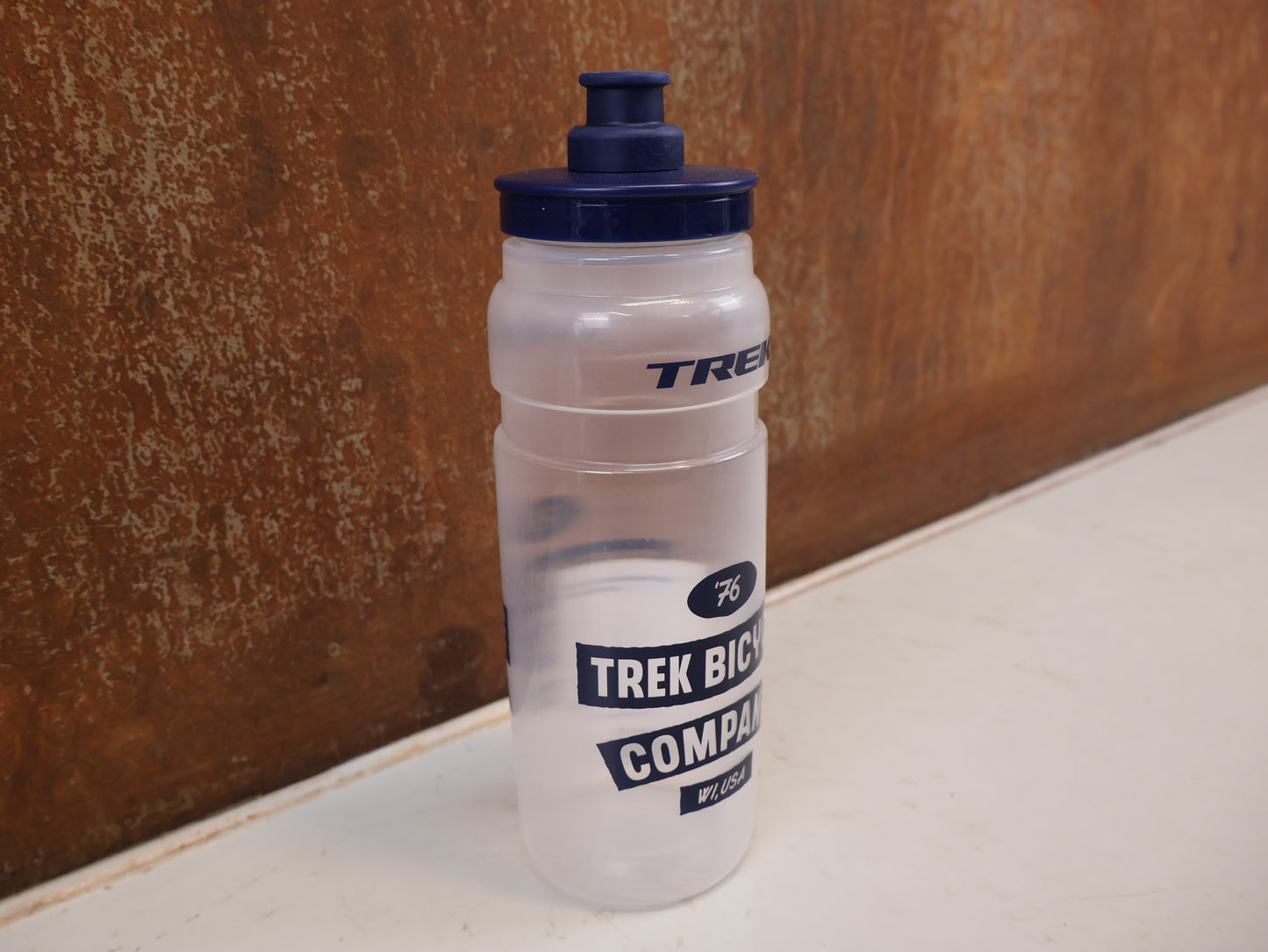 TREK FLY WASSERFLASCHE 740ML / TRINKFLASCHE IN DARK BLUE/CLEAR