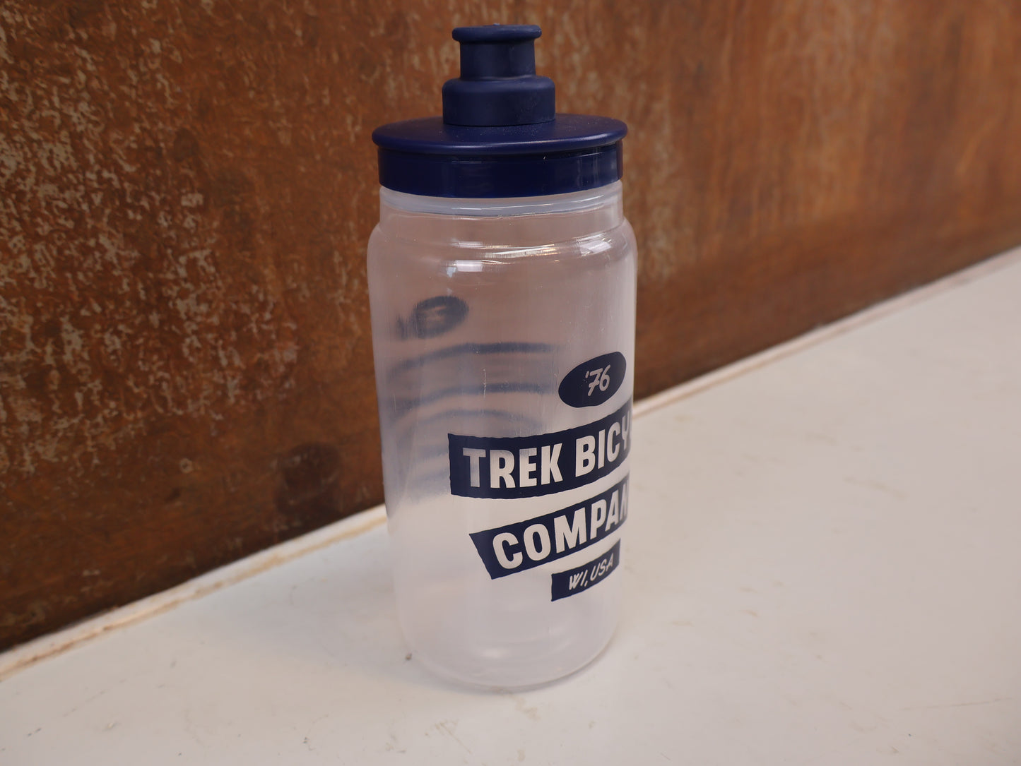 TREK FLY WASSERFLASCHE 550ML / TRINKFLASCHE IN DARK BLUE/CLEAR