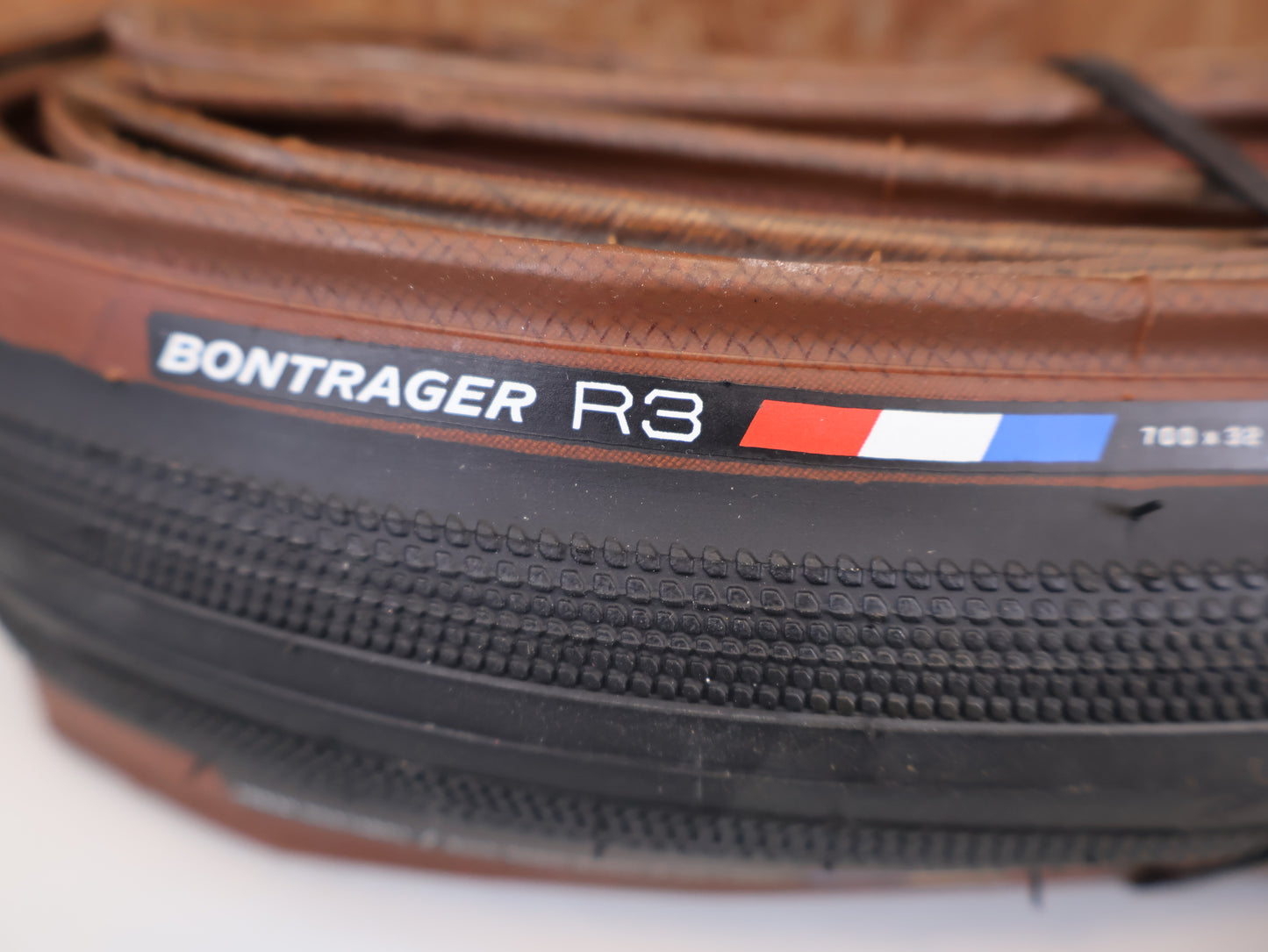 BONTRAGER R3 HARD-CASE LITE TLR / SKINWALL / 700X32C / TR-SPEED / 340G