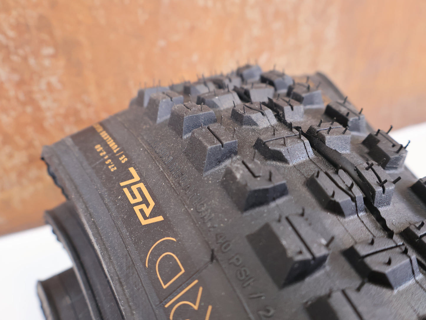 BONTRAGER BREVARD RSL SE TLR / 27.5" X 2.5" / MTB TIRE / TRIPLE COMPOUND / 1255G