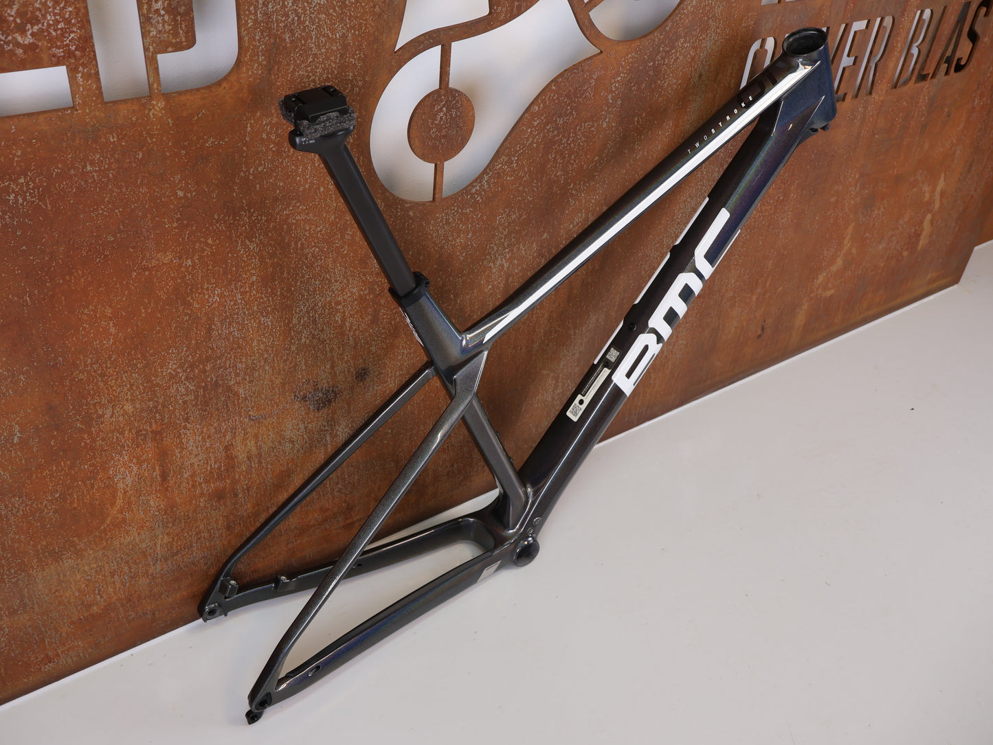 BMC TWOSTROKE 01 RAHMENSET / GRÖSSE XL / ANTHRACITE PRISMA / WHITE / 1490G
