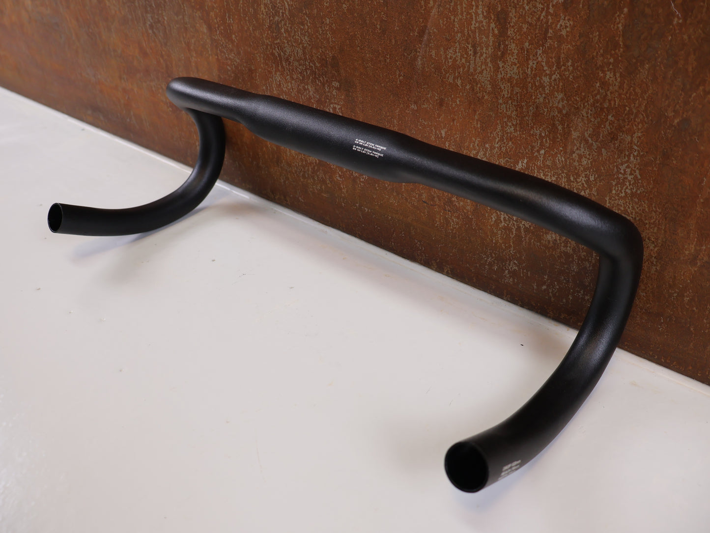 SPECIALIZED EXPERT ALLOY SHALLOW BEND ROAD BIKE HANDLEBAR / 440MM / 31.8MM / BLACK