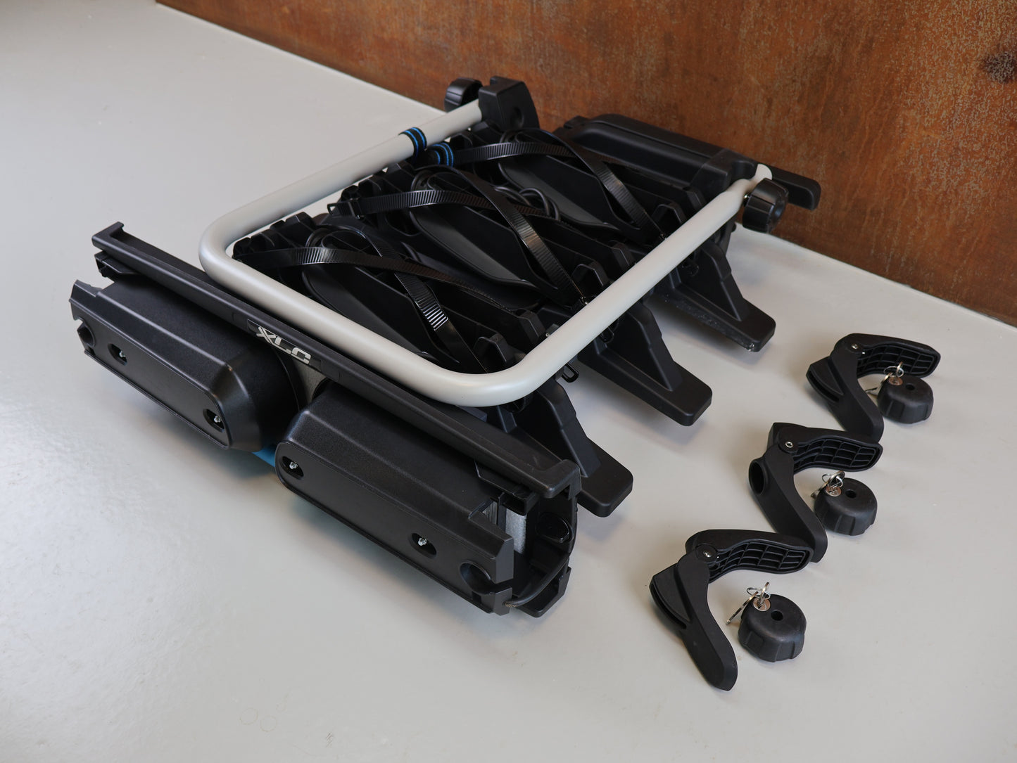 XLC BELUGA VC-C03 REAR RACK / FOR 3 E-BIKES / TOW HITCH MOUNTED / TILT FUNCTION