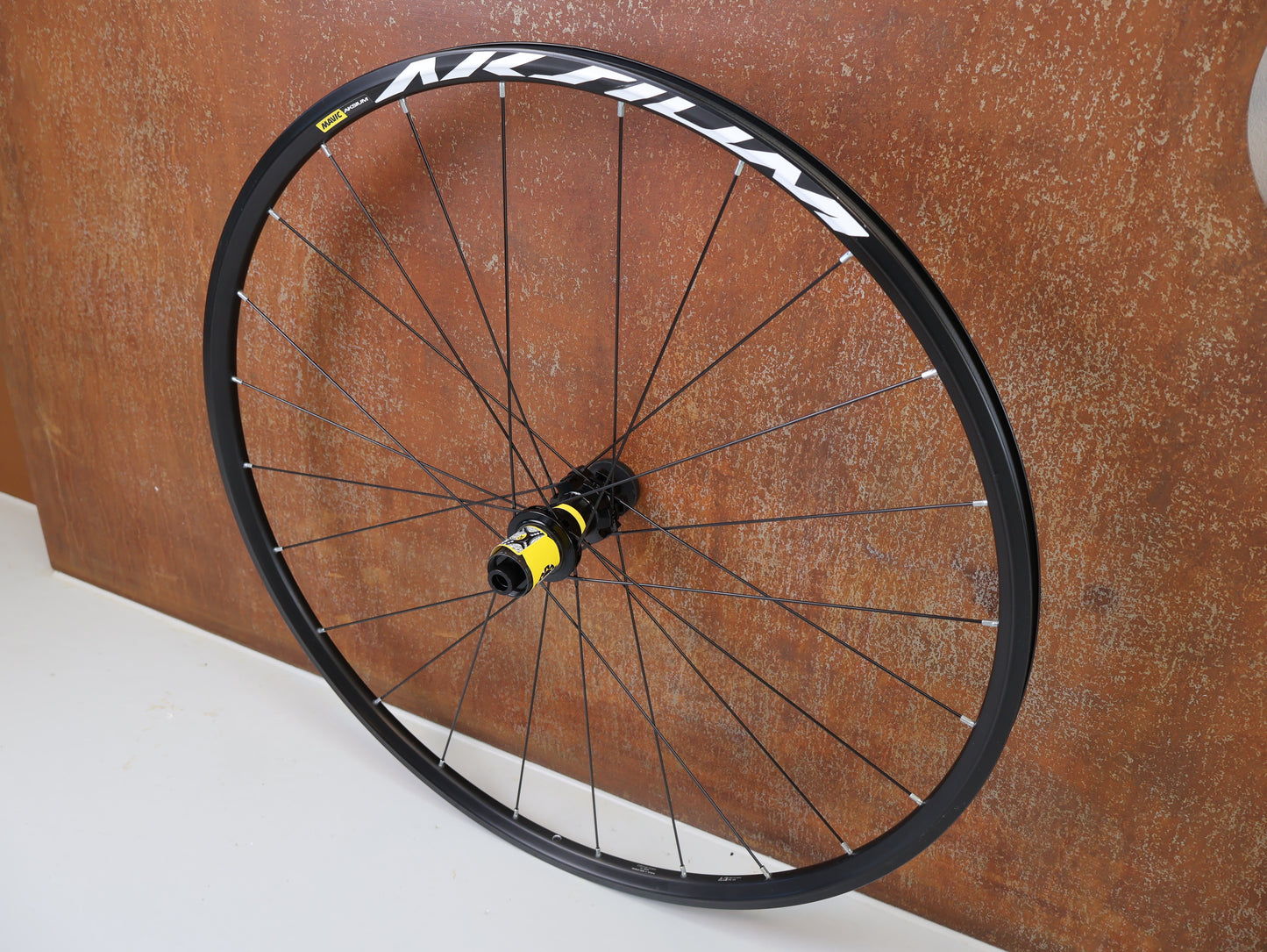 MAVIC AKSIUM DISC LAUFRADSATZ / 6-LOCH / SHIMANO HG / 12MM STECKACHSE / SCHWARZ