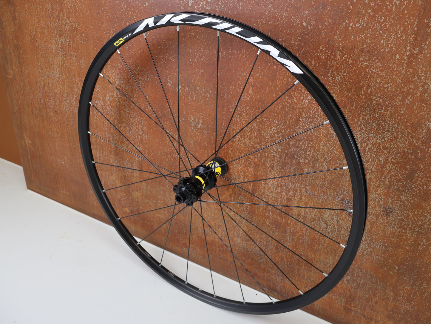 MAVIC AKSIUM DISC LAUFRADSATZ / 6-LOCH / SHIMANO HG / 12MM STECKACHSE / SCHWARZ