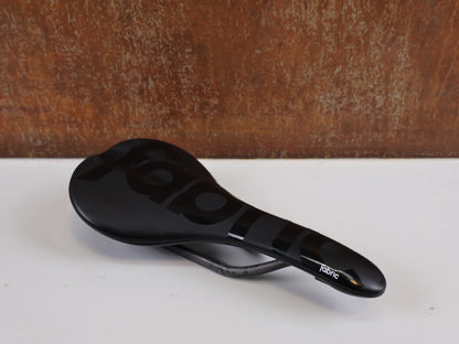 FABRIC SCOOP PRO TEAM FLAT SADDLE / CARBON RAILS / 142MM / 198G / BLACK