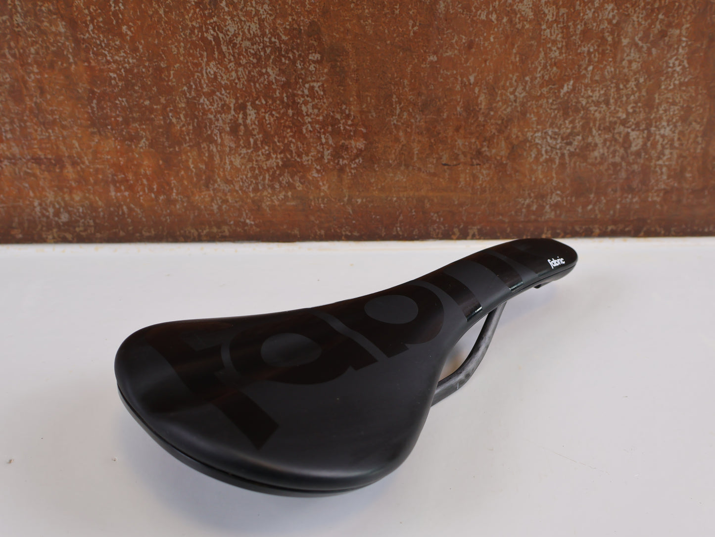 FABRIC SCOOP PRO TEAM FLAT SADDLE / CARBON RAILS / 142MM / 198G / BLACK