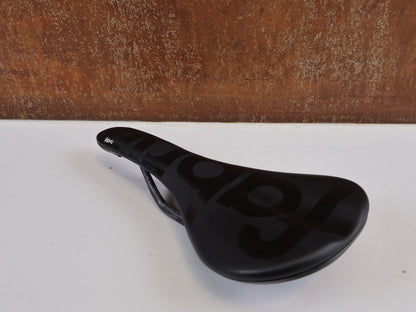 FABRIC SCOOP PRO TEAM FLAT SADDLE / CARBON RAILS / 142MM / 198G / BLACK