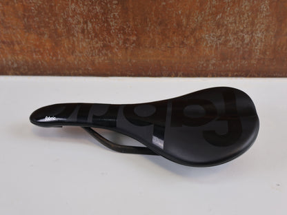 FABRIC SCOOP PRO TEAM FLAT SADDLE / CARBON RAILS / 142MM / 198G / BLACK