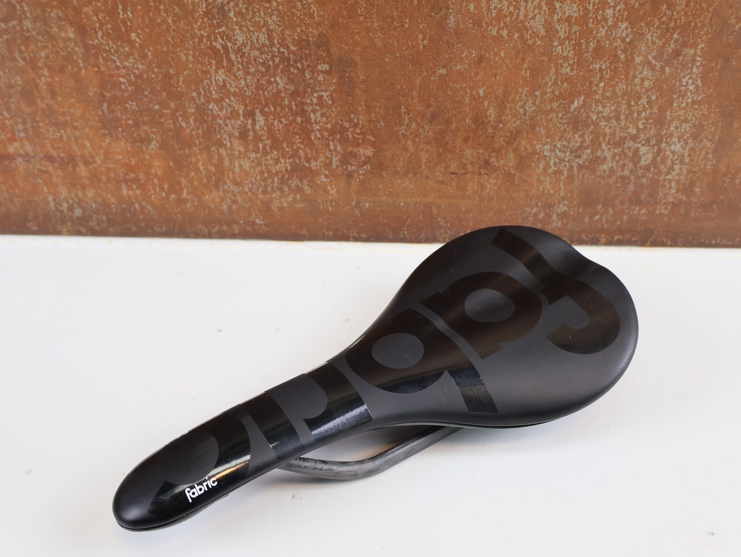 FABRIC SCOOP PRO TEAM FLAT SADDLE / CARBON RAILS / 142MM / 198G / BLACK