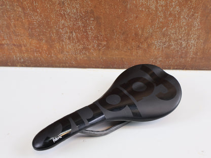 FABRIC SCOOP PRO TEAM FLAT SADDLE / CARBON RAILS / 142MM / 198G / BLACK