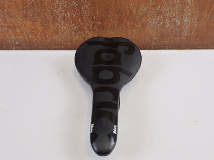 FABRIC SCOOP PRO TEAM FLAT SADDLE / CARBON RAILS / 142MM / 198G / BLACK