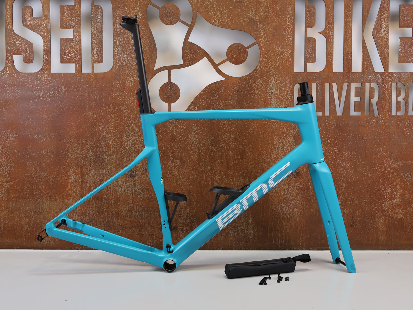 BMC ROADMACHINE 01 TWO FRAMESET / GRÖßE 58 / TURQUOISE WHITE / MJ 2024 / CARBON