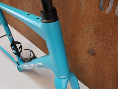 BMC ROADMACHINE 01 TWO FRAMESET / GRÖßE 58 / TURQUOISE WHITE / MJ 2024 / CARBON