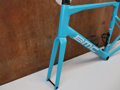 BMC ROADMACHINE 01 TWO FRAMESET / GRÖßE 58 / TURQUOISE WHITE / MJ 2024 / CARBON