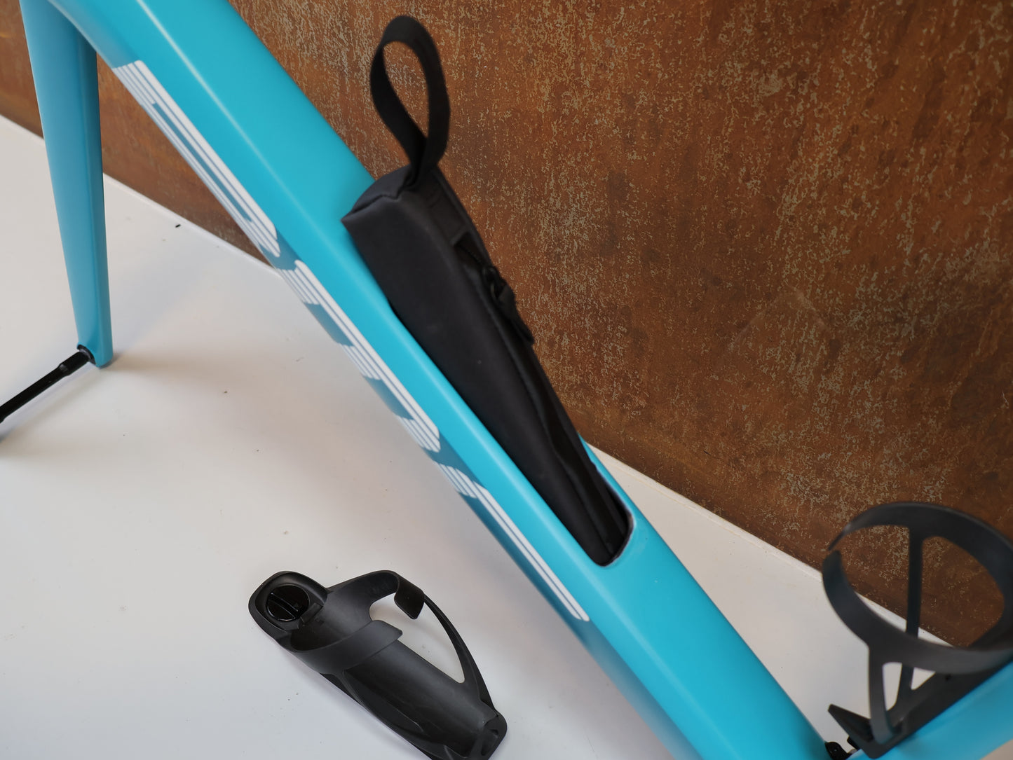BMC ROADMACHINE 01 TWO FRAMESET / GRÖßE 58 / TURQUOISE WHITE / MJ 2024 / CARBON