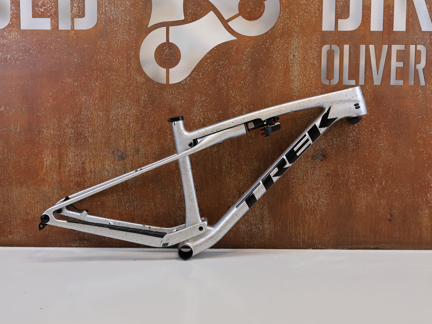 TREK SUPERCALIBER SLR FRAME / SIZE M / ARGENT DRIZZLE / ISOSTRUT FLIGHT ATTENDANT