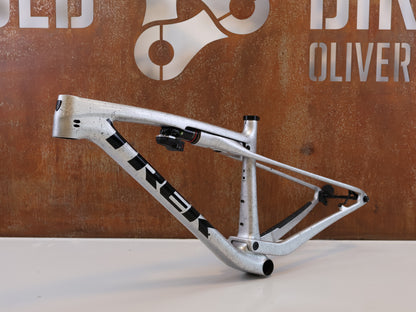 TREK SUPERCALIBER SLR FRAME / SIZE M / ARGENT DRIZZLE / ISOSTRUT FLIGHT ATTENDANT