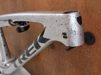 TREK SUPERCALIBER SLR FRAME / SIZE M / ARGENT DRIZZLE / ISOSTRUT FLIGHT ATTENDANT