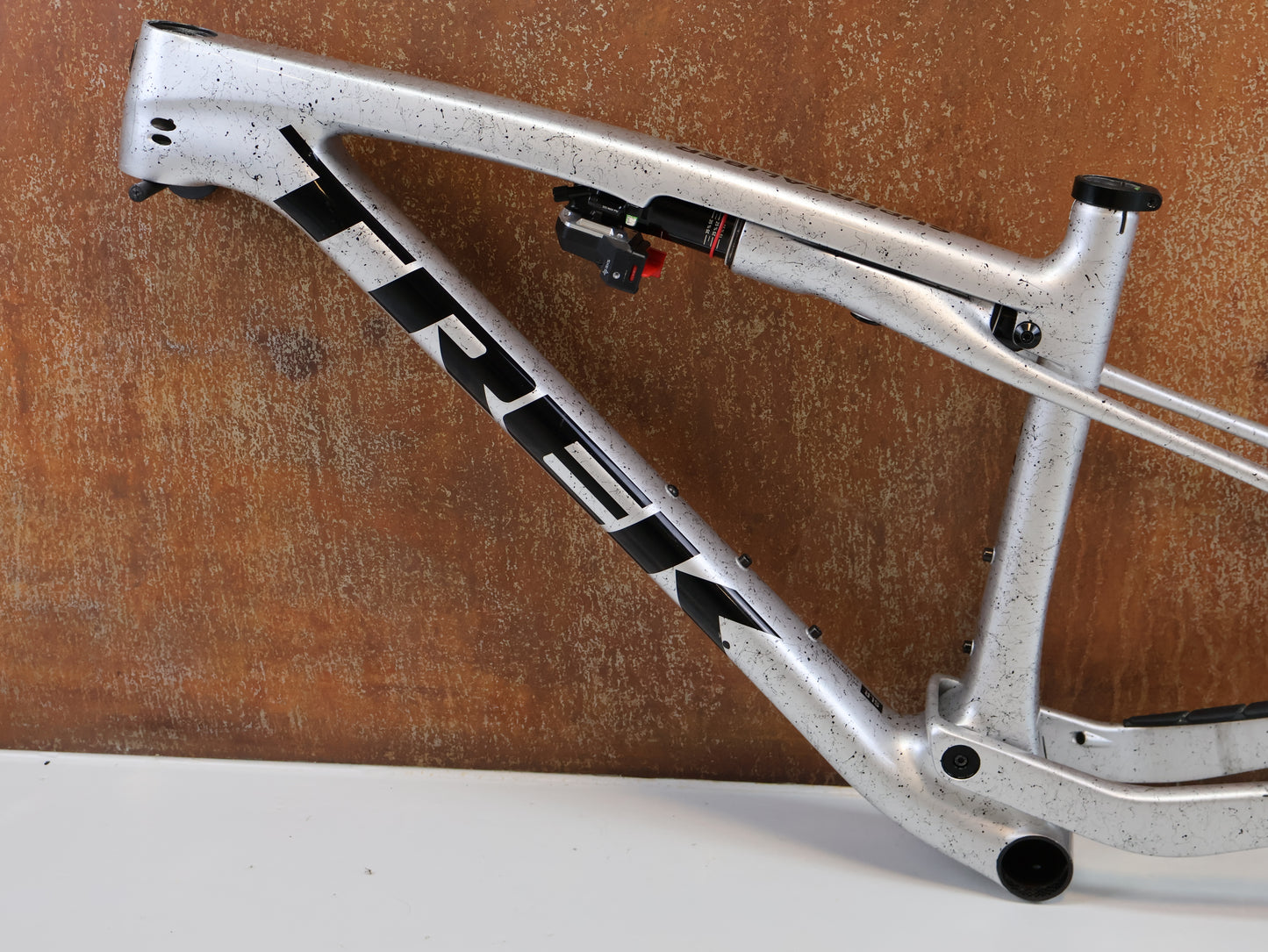 TREK SUPERCALIBER SLR FRAME / SIZE M / ARGENT DRIZZLE / ISOSTRUT FLIGHT ATTENDANT