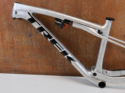 TREK SUPERCALIBER SLR FRAME / SIZE M / ARGENT DRIZZLE / ISOSTRUT FLIGHT ATTENDANT