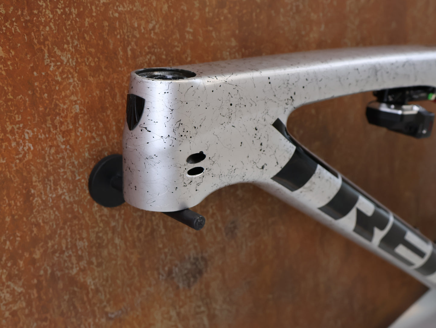 TREK SUPERCALIBER SLR FRAME / SIZE M / ARGENT DRIZZLE / ISOSTRUT FLIGHT ATTENDANT