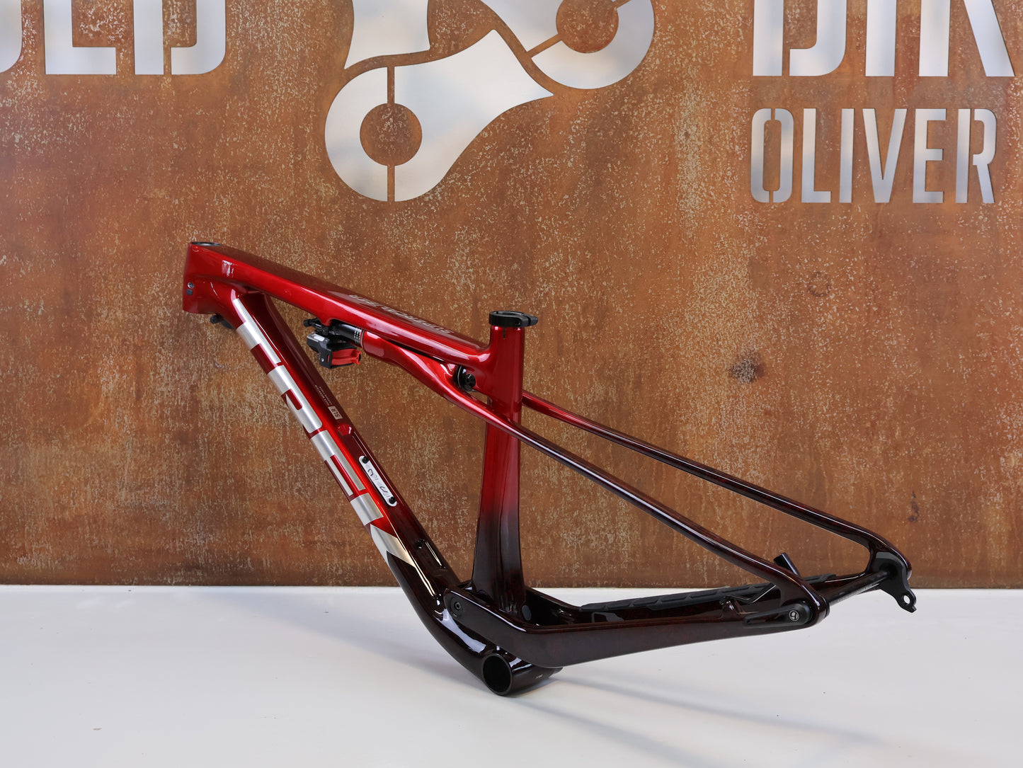 TREK SUPERCALIBER SLR GEN 2 FRAMESET / SIZE S / FLIGHT ATTENDANT / RED SMOKE