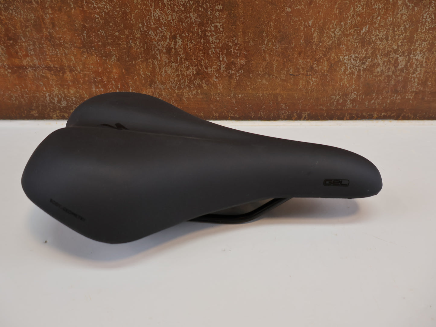 SPECIALIZED BODY GEOMETRY COMFORT GEL SATTEL / SCHWARZ / CITY & TREKKING / 514G / 27320-13