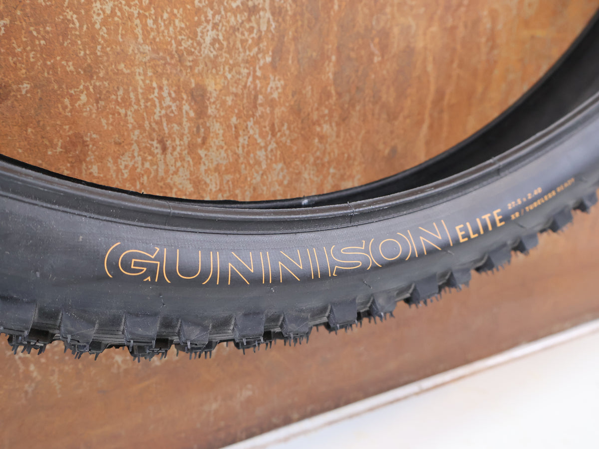 BONTRAGER GUNNISON ELITE XR TLR 27.5 X 2.4 MTB REIFEN