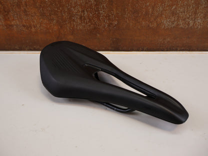FIZIK VENTO ARGO SATTEL SCHWARZ RENNRAD / 140MM / 236G